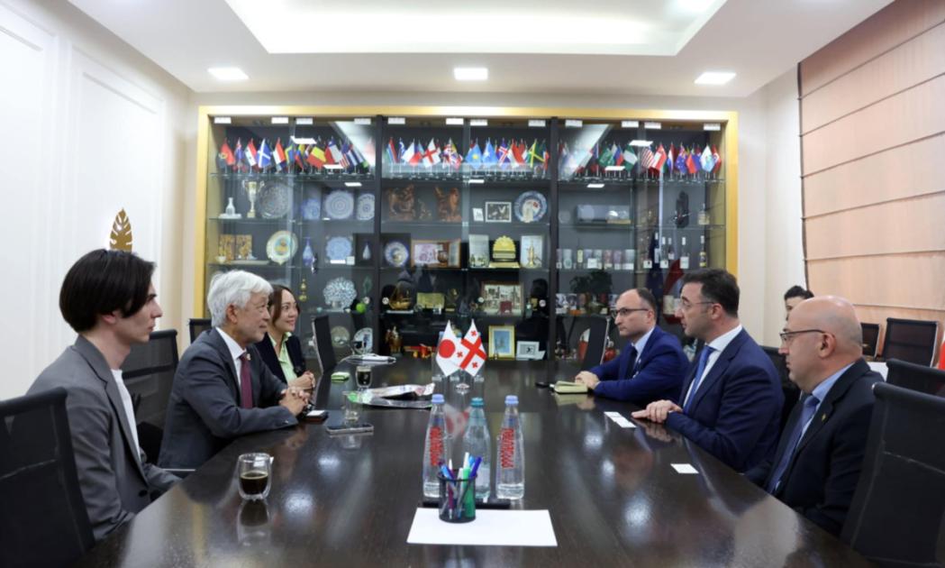 main-img