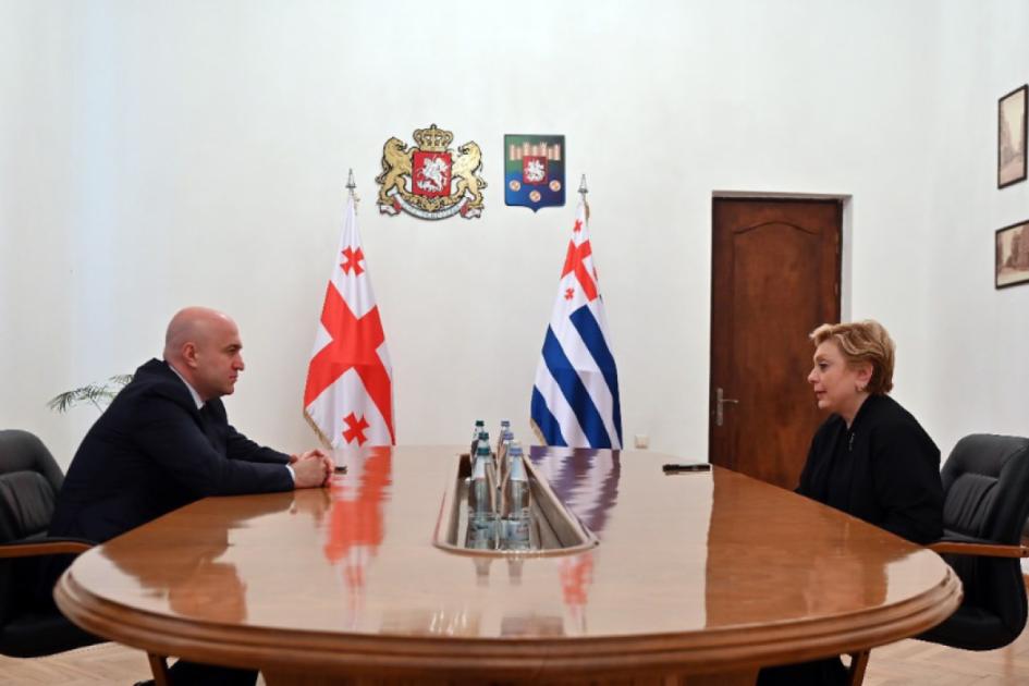main-img