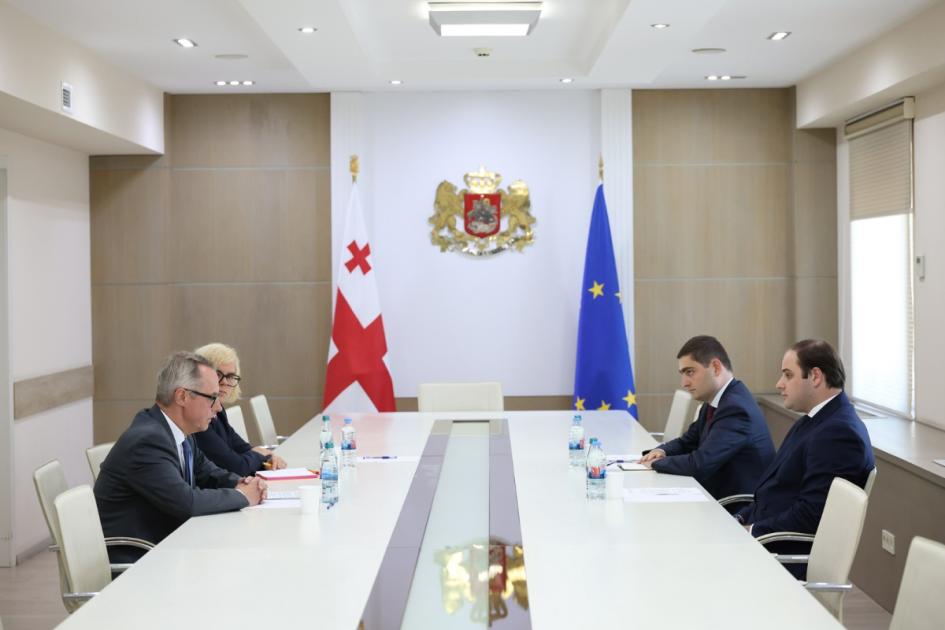 main-img
