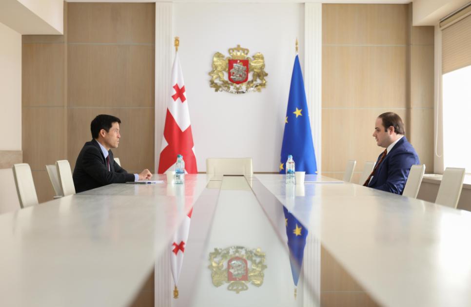main-img