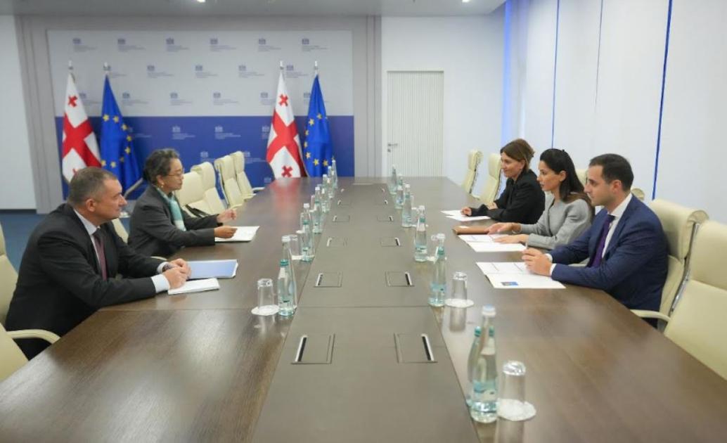 main-img