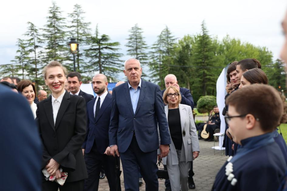 main-img