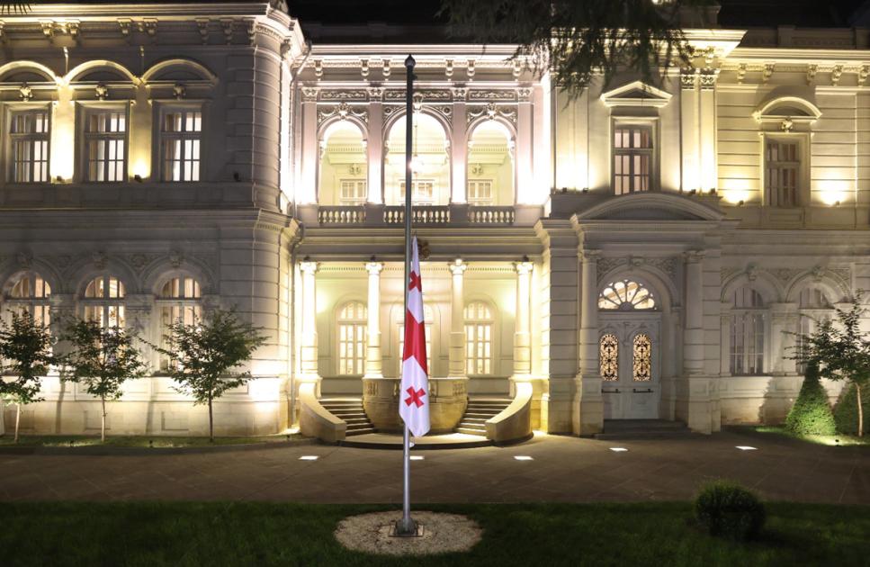 left-slider-image