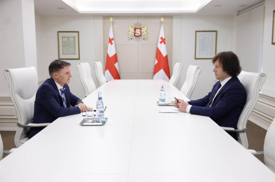 main-img