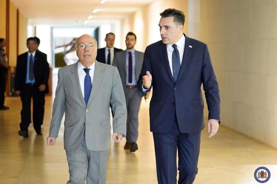 main-img