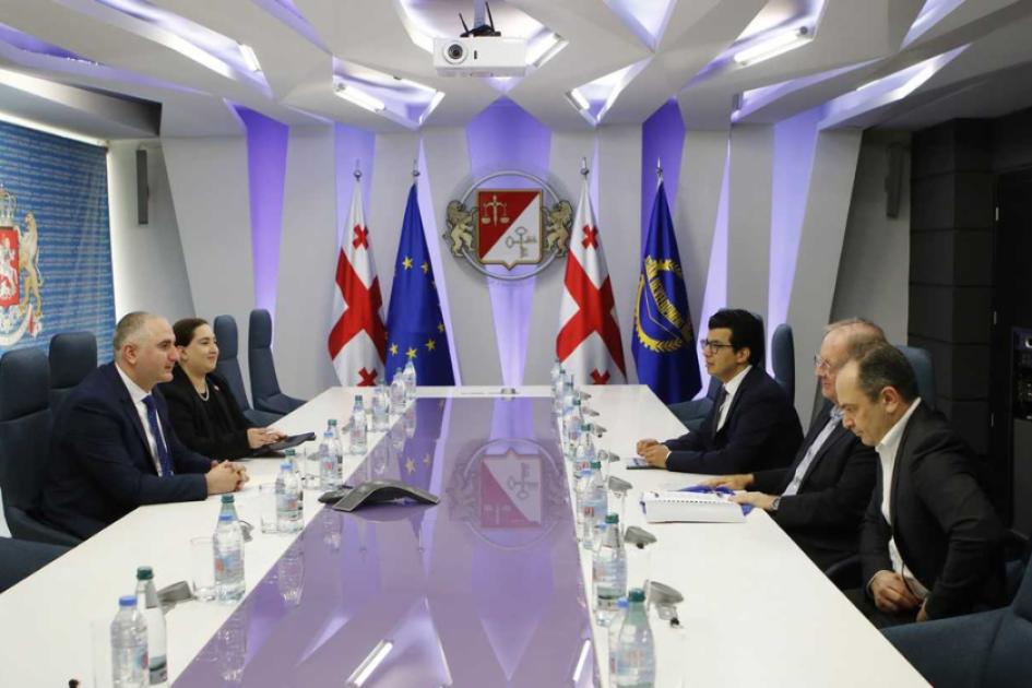 main-img