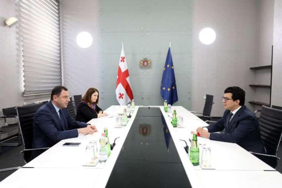 main-img
