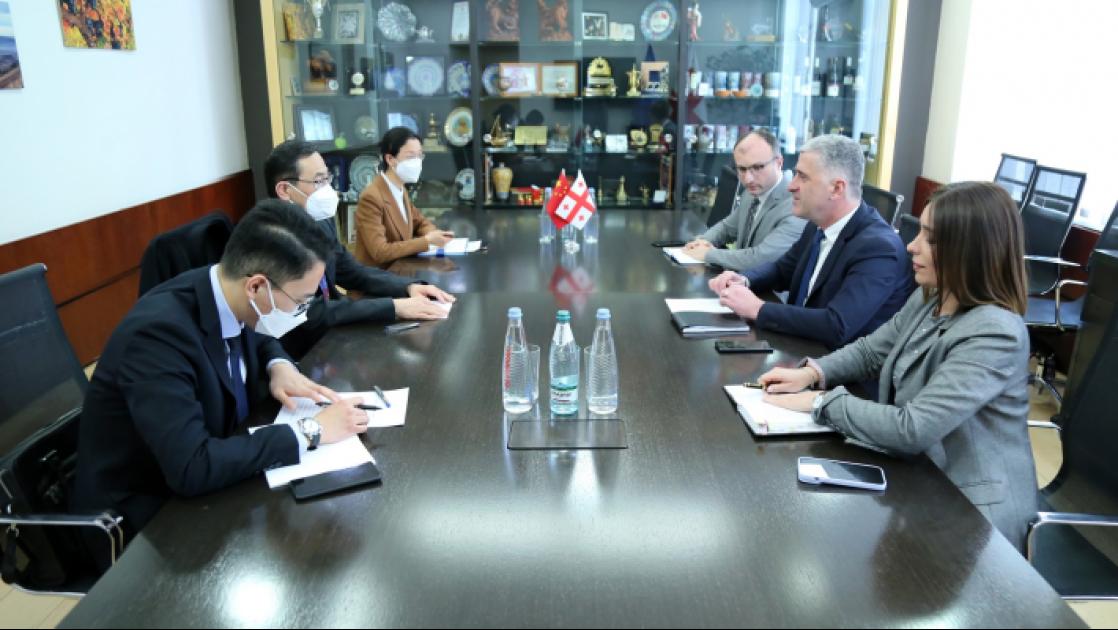 main-img