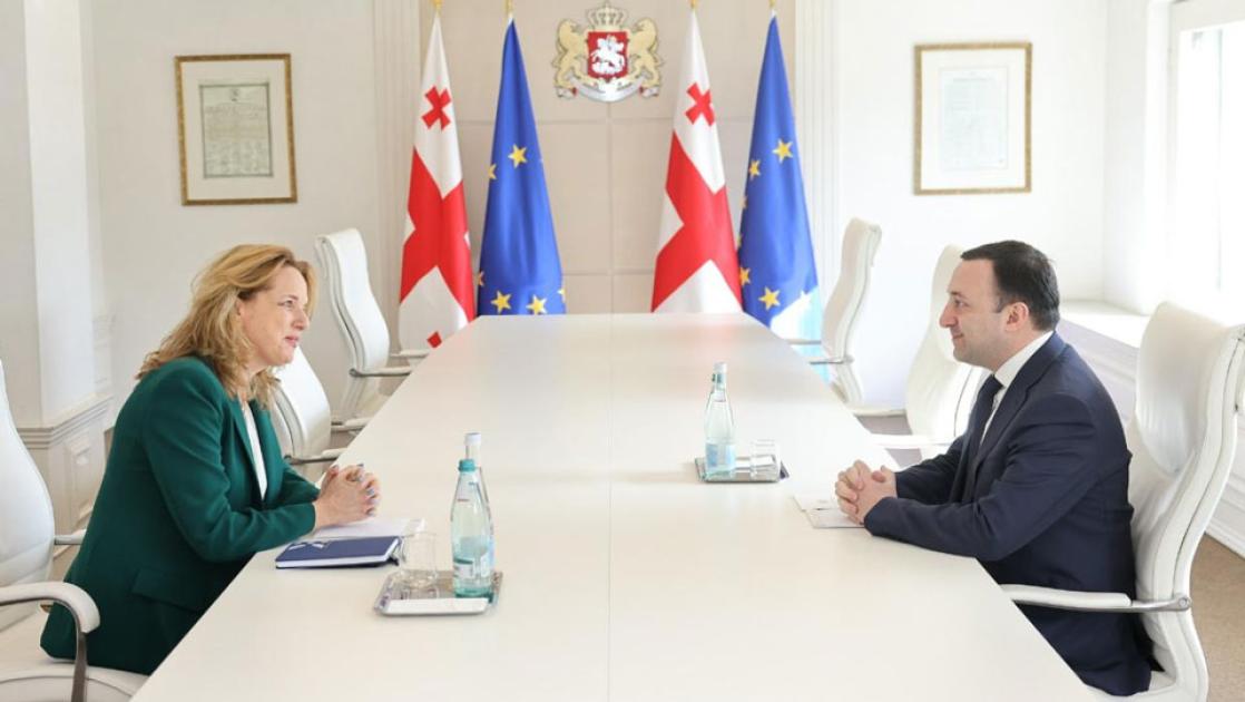 main-img