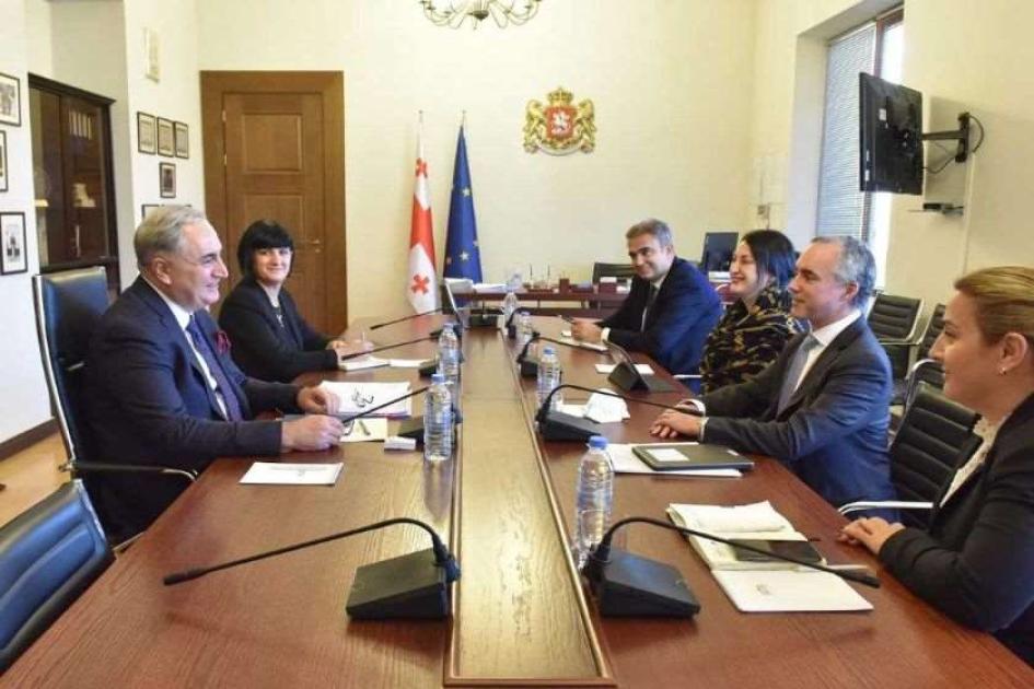 main-img