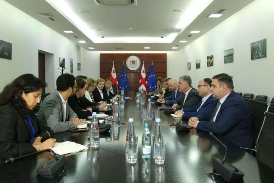 main-img