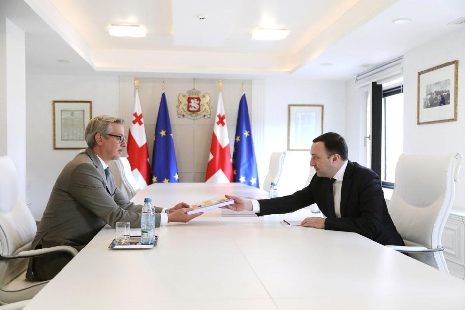 main-img
