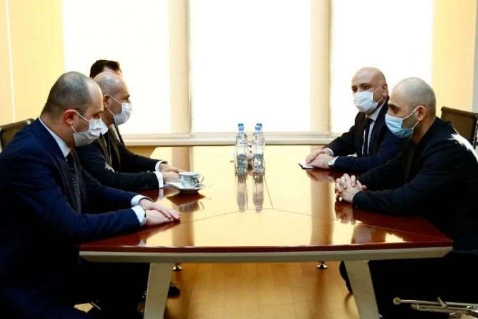 main-img