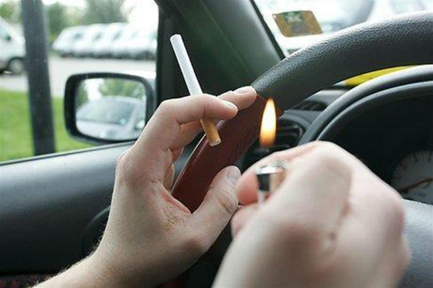 Можно курить в машине. Курение за рулем. Курит в машине. Курят в салоне машины. Водитель курит за рулем.